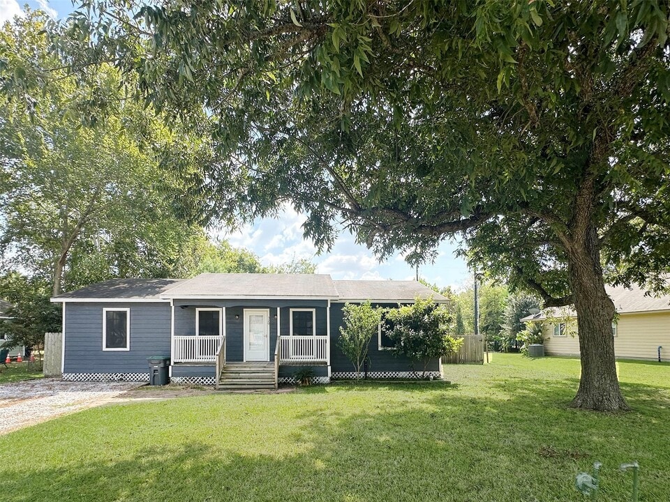 320 Holiday St in Tomball, TX - Building Photo