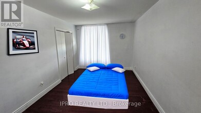 3215 Parkerhill Rd in Mississauga, ON - Building Photo - Building Photo