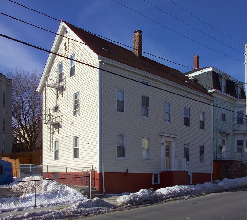 303 Rodman St in Fall River, MA - Foto de edificio