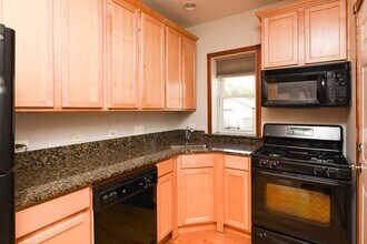 3248 N Clifton Ave, Unit M07H in Chicago, IL - Building Photo - Building Photo