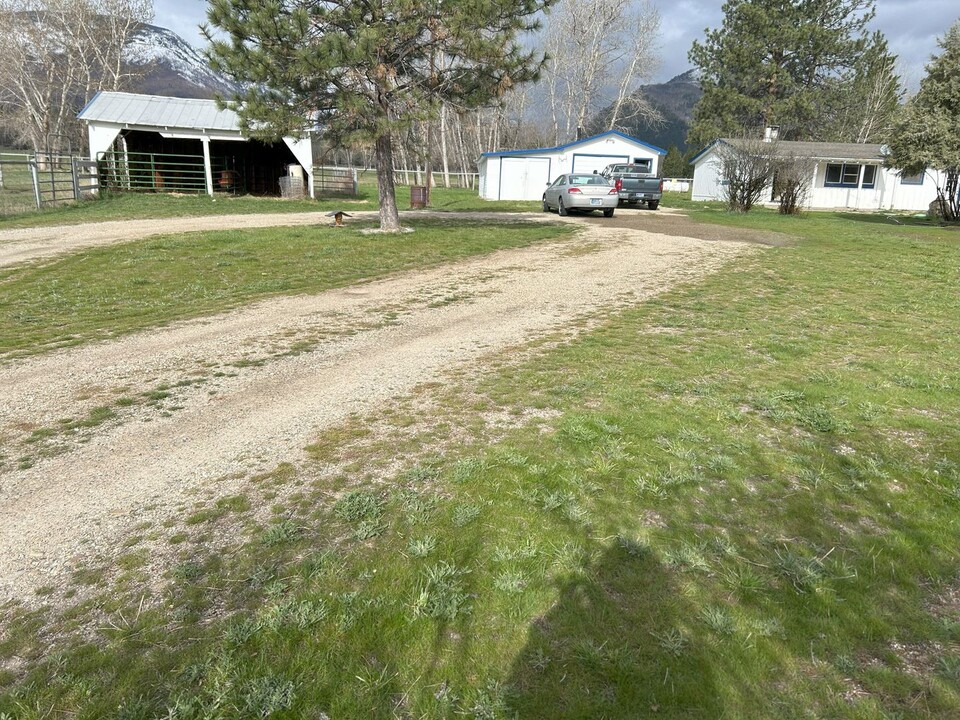 867 US-93 in Hamilton, MT - Building Photo