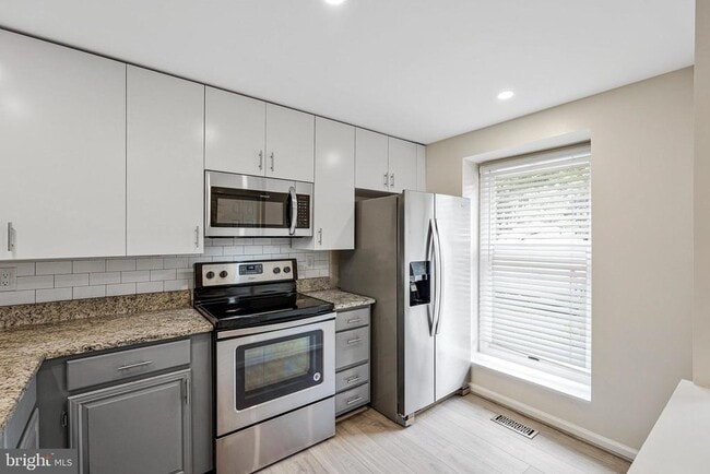 1594 Poplar Grove Dr in Reston, VA - Building Photo - Building Photo