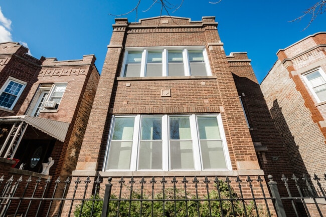 2136 N Avers Ave in Chicago, IL - Foto de edificio - Building Photo