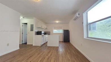 641 NW 2nd St, Unit 6 in Miami, FL - Building Photo - Building Photo