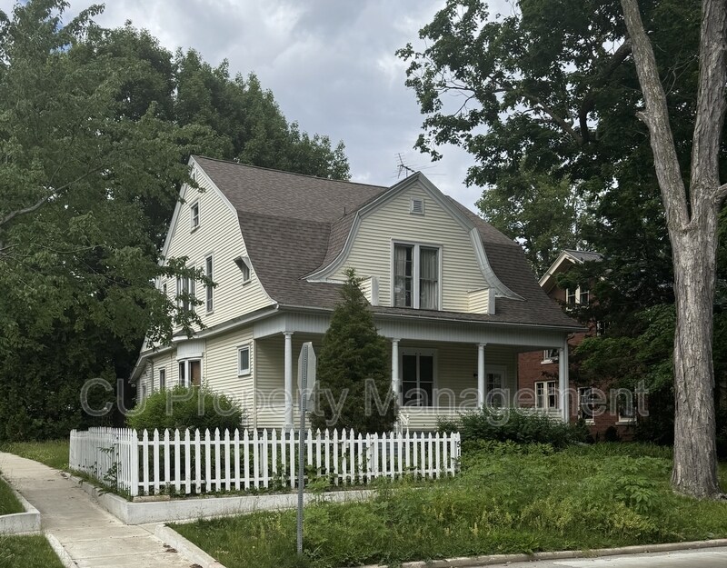 512 W Clark St in Champaign, IL - Building Photo