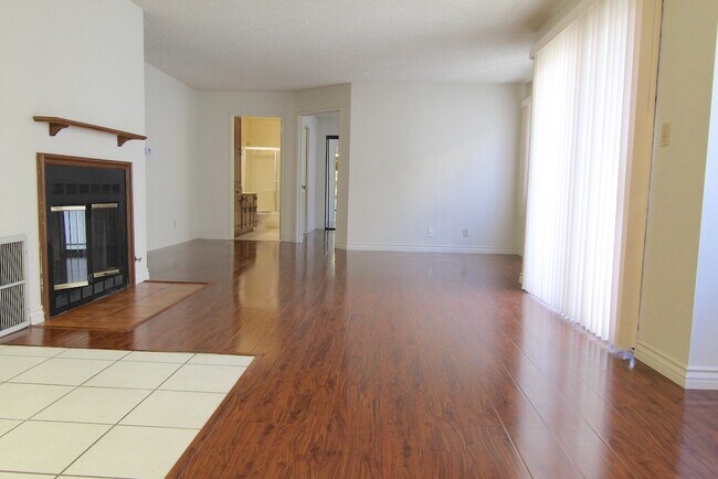 4267 Beverly Glen Blvd, Unit 2 in Sherman Oaks, CA - Building Photo - Building Photo