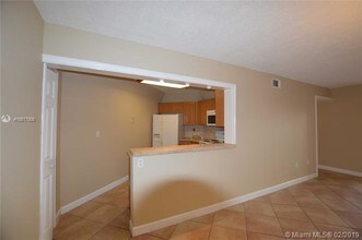 9415 Fontainebleau Blvd-Unit -101 in Miami, FL - Foto de edificio - Building Photo