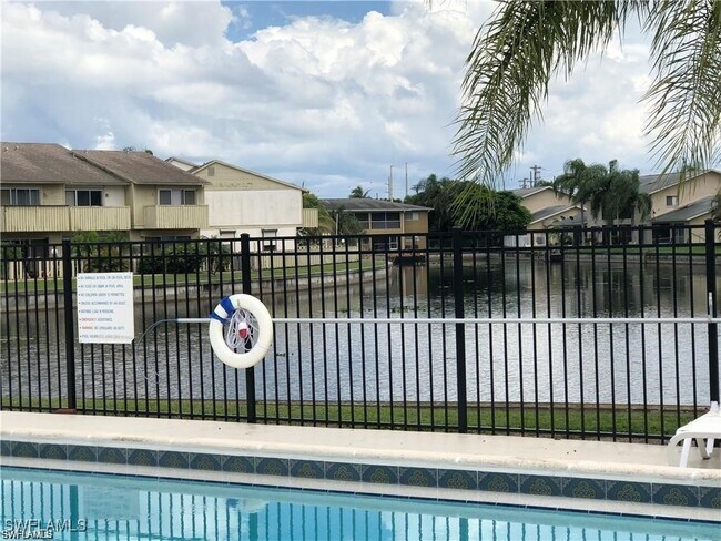 639 SE 13th Ave in Cape Coral, FL - Foto de edificio - Building Photo