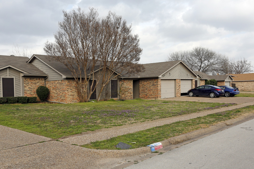 312-324 Asbury Dr in Saginaw, TX - Foto de edificio