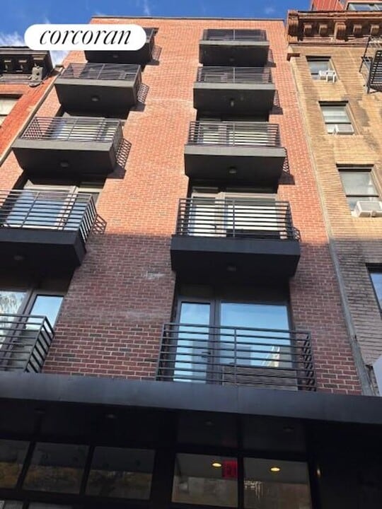 821 9th Ave in New York, NY - Building Photo