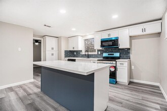 4208 Houx St-Unit -B in Bacliff, TX - Building Photo - Building Photo