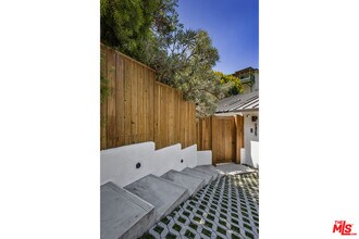 2425 Rinconia Dr in Los Angeles, CA - Building Photo - Building Photo
