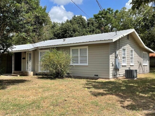 606 Marshall St in Rockdale, TX - Building Photo - Building Photo