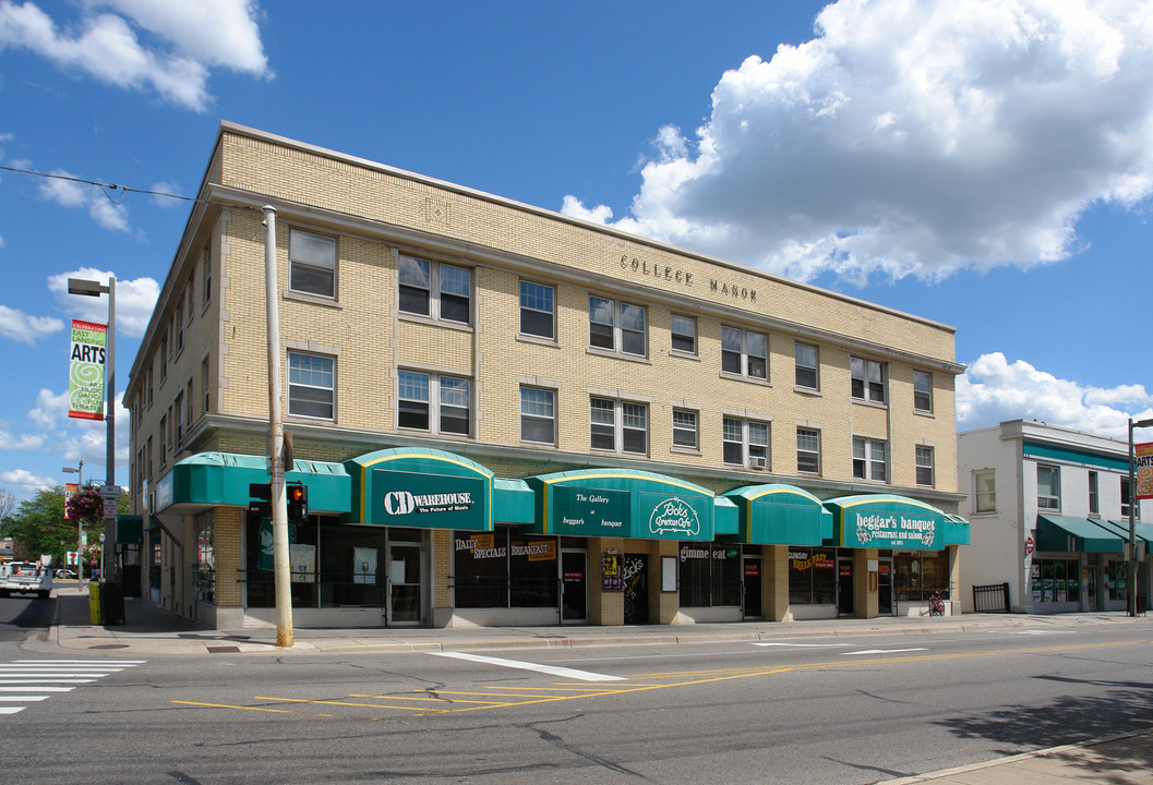 College Manor Apartments in East Lansing, MI - Building Photo