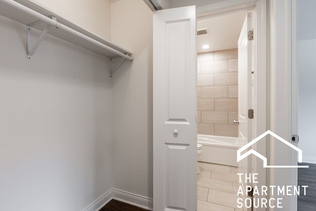 6954 N Sheridan Rd, Unit 520 in Chicago, IL - Building Photo - Building Photo