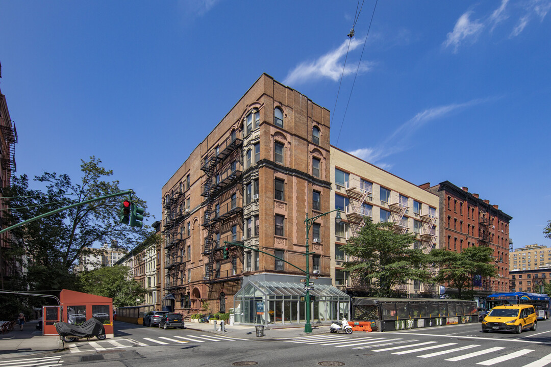 320 Columbus Ave in New York, NY - Building Photo