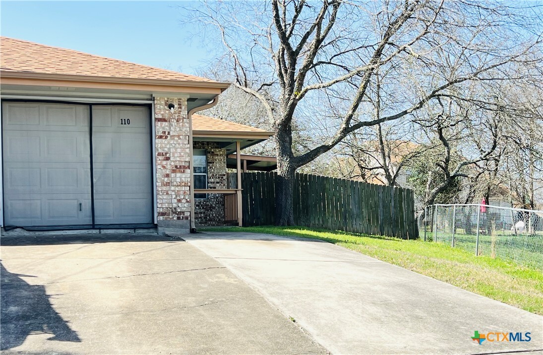 112 Hughson Ct in San Marcos, TX - Building Photo