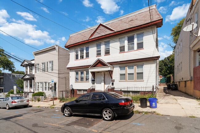 16 Montrose Terrace in Irvington, NJ - Building Photo - Building Photo