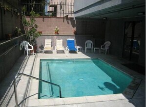 10926 Huston St in North Hollywood, CA - Building Photo - Building Photo