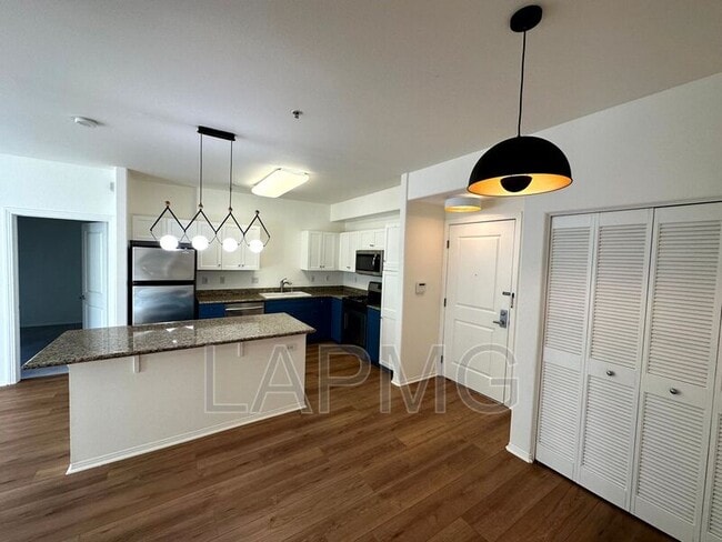 100 S Alameda St in Los Angeles, CA - Building Photo - Building Photo