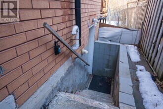 5 Claresholme Dr in Toronto, ON - Building Photo - Building Photo
