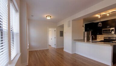 2211 W Eastwood Ave, Unit 3 in Chicago, IL - Foto de edificio - Building Photo