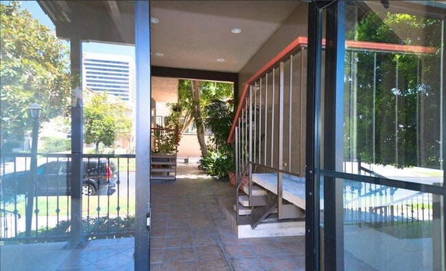 1730 Camden Ave, Unit 205 in Los Angeles, CA - Foto de edificio - Building Photo