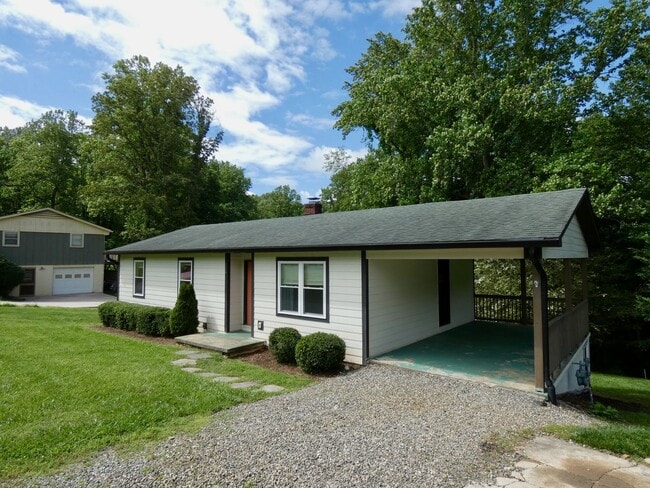 326 Pearson Dr in Asheville, NC - Building Photo - Building Photo