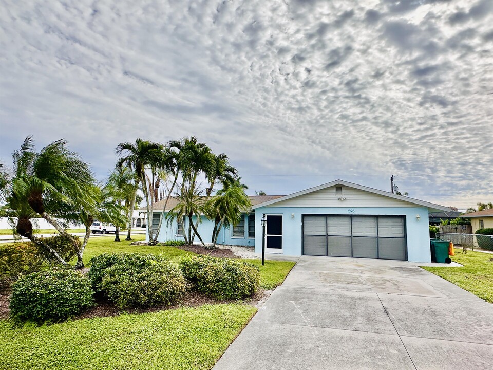 598 100th Ave N in Naples, FL - Building Photo