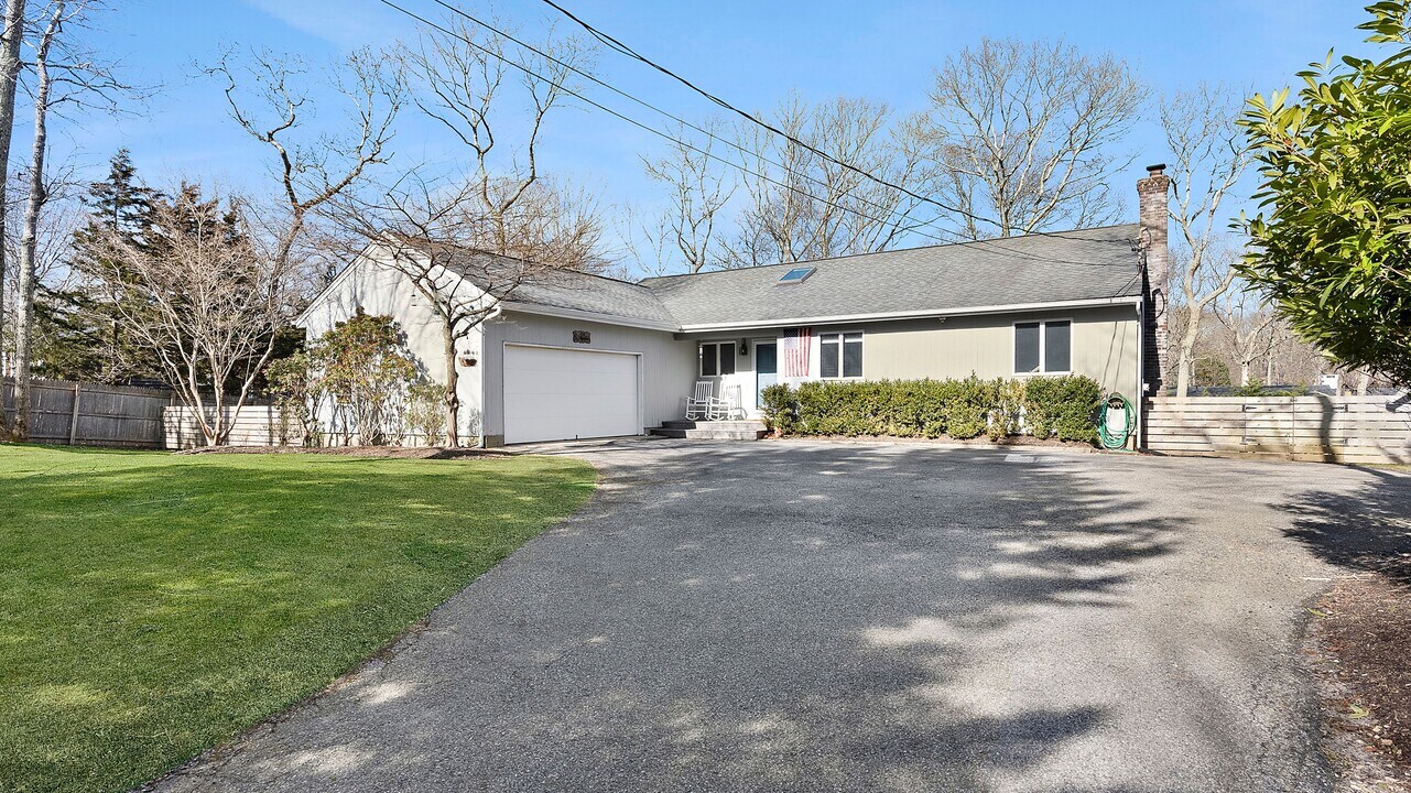 159 Woodbine Dr in East Hampton, NY - Building Photo