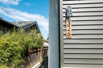 326 N 100th St in Seattle, WA - Foto de edificio - Building Photo