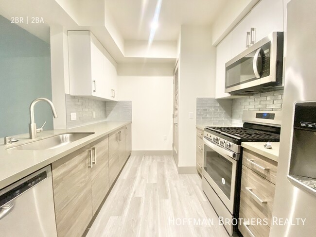 4849 Oakwood Ave, Unit 401 in Los Angeles, CA - Building Photo - Building Photo