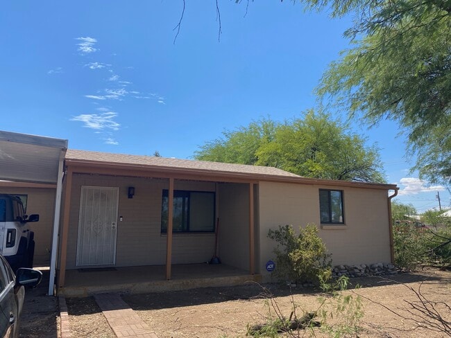 property at 1002 E Simmons St