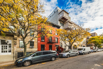 109 S 8th St in Brooklyn, NY - Foto de edificio - Building Photo