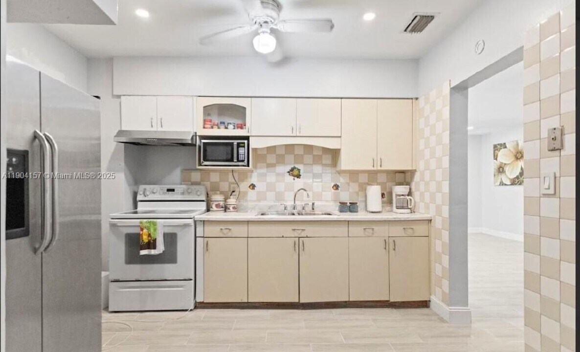 18830 NW 7th Ave in Miami, FL - Building Photo