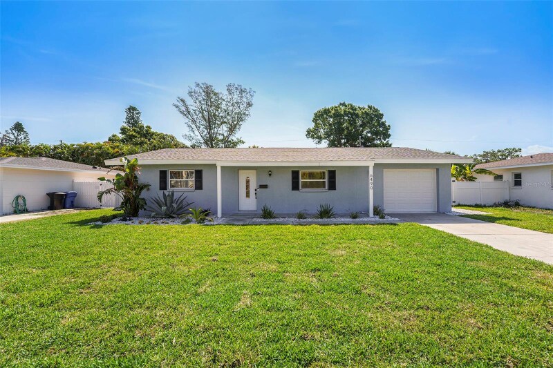 6490 22nd St S in St. Petersburg, FL - Building Photo