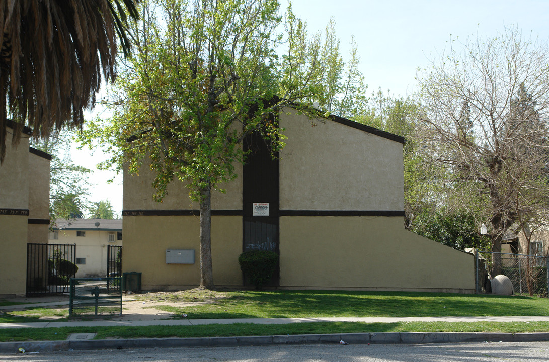 763 W 8th St in San Bernardino, CA - Foto de edificio