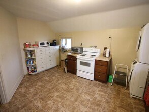 177 E 9th St, Unit Upstairs in Winona, MN - Building Photo - Building Photo
