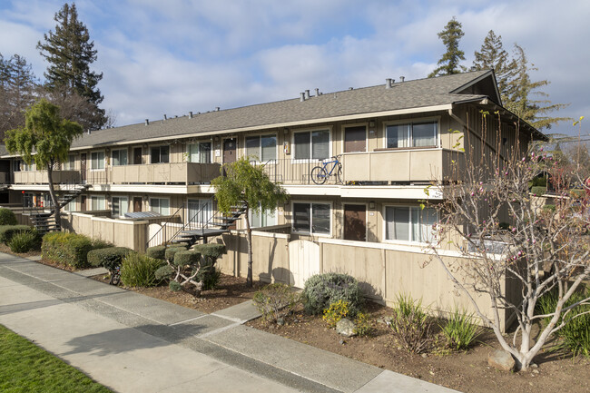 Los Gatos Gardens in Los Gatos, CA - Foto de edificio - Building Photo