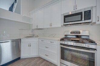 2611 Hyperion Ave in Los Angeles, CA - Building Photo - Building Photo