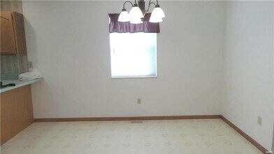 105 Twin Oaks Dr in Belleville, IL - Building Photo - Building Photo