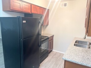 1 bed 1 bath with storage unit in Phoenix, AZ - Building Photo - Interior Photo