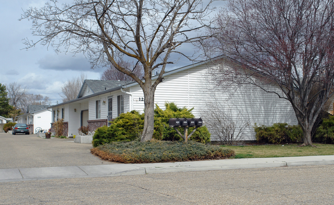 124-126 Delaware Ave in Nampa, ID - Building Photo