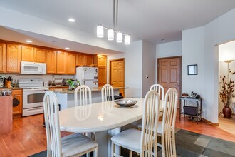 625 Shepherd Ct in Brookfield, WI - Foto de edificio - Interior Photo