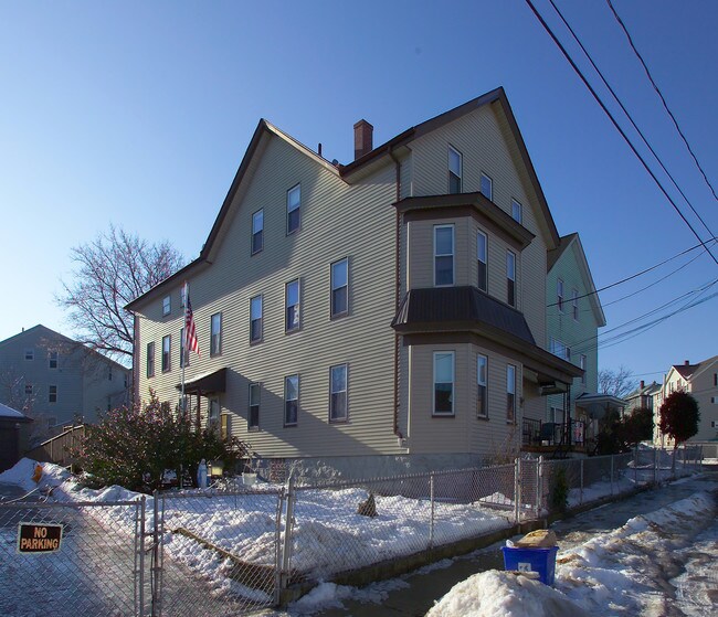 252 Blackstone St in Fall River, MA - Foto de edificio - Building Photo