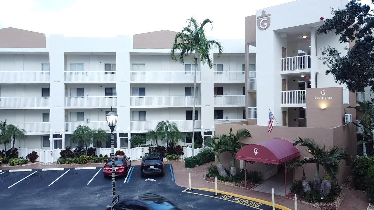7776 Trent Dr in Tamarac, FL - Foto de edificio