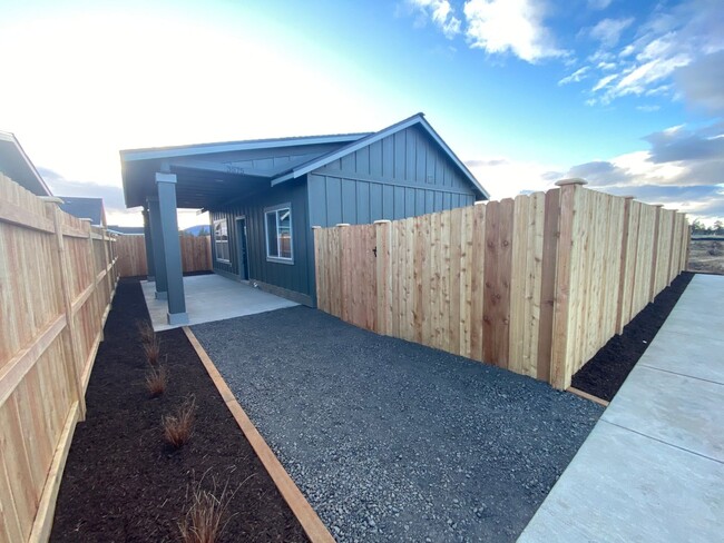 property at 4907 SW Zenith Ave