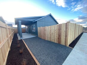 4907 SW Zenith Ave in Redmond, OR - Foto de edificio - Building Photo