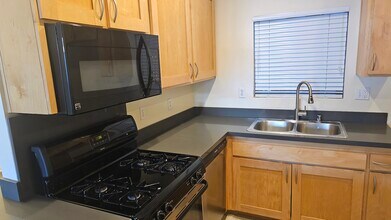 949 N Croft Ave, Unit 203 in West Hollywood, CA - Foto de edificio - Building Photo