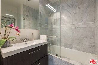 10840 Lindbrook Dr, Unit 9 in Los Angeles, CA - Foto de edificio - Building Photo